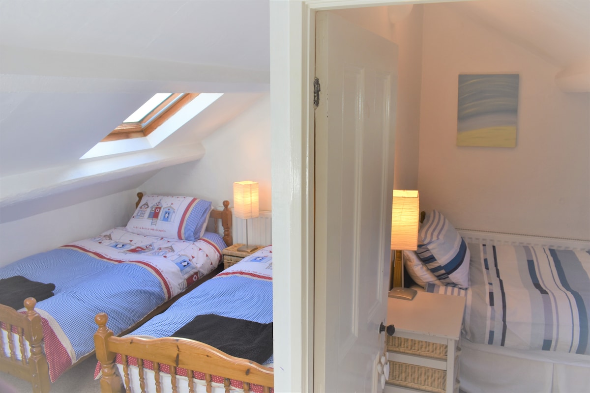 غرف النوم العلوية المرتبطة. يرجى ملاحظة أن الدرج إلى غرفتي النوم الثانية والثالثة في دور علوي، وهو مناسب فقط للأشخاص الذين يتمتعون بالتنقل الكامل
