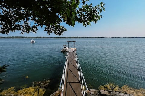 Quaint & Peaceful Designer's Oceanfront Cottage