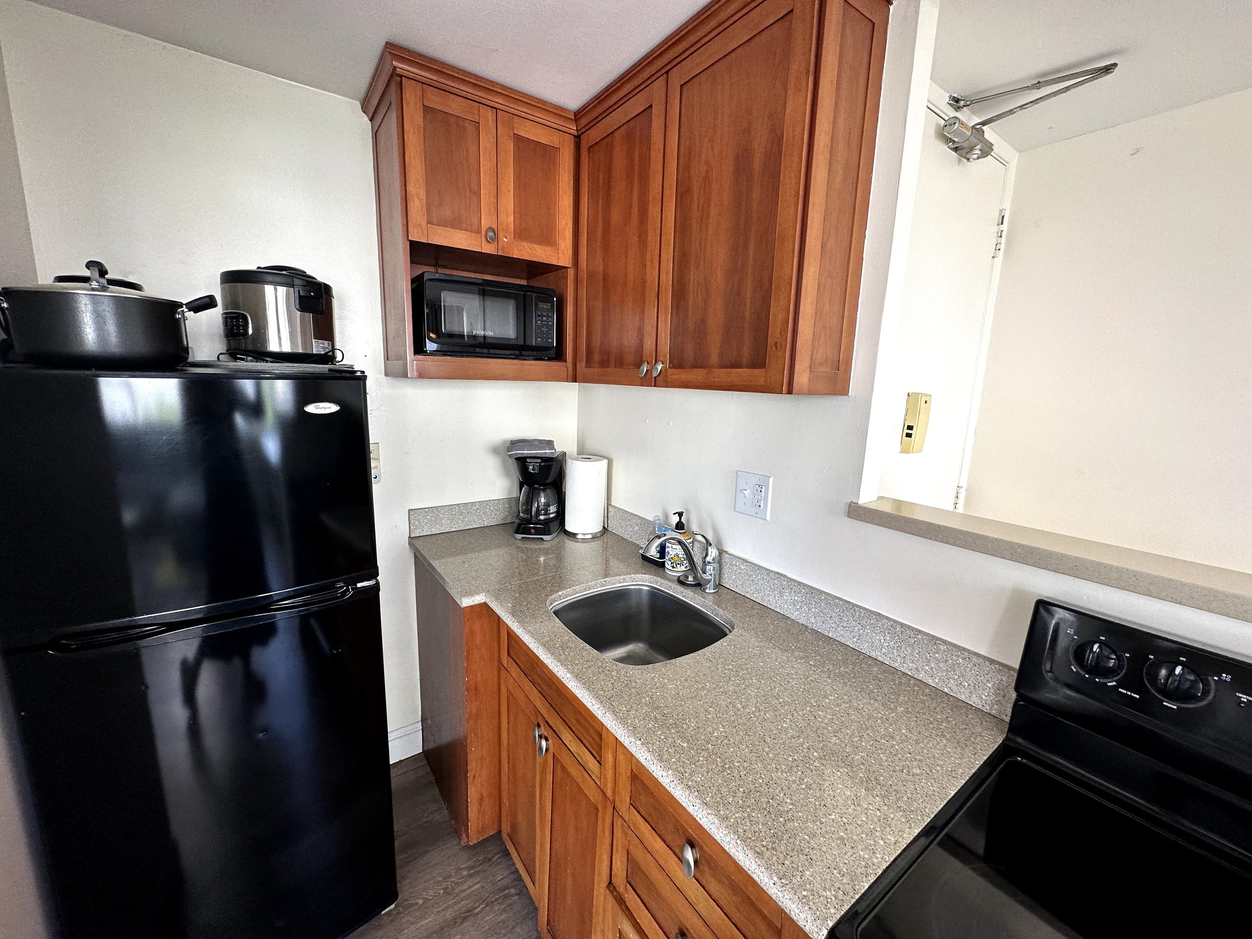 Condo in Honolulu · ★4.78 · 1 bedroom · 3 beds · 1 private bath - Image 11