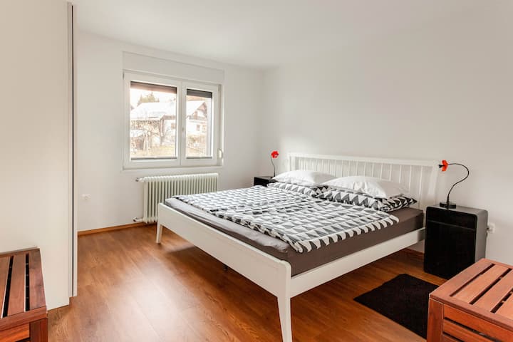 หลังจากเดินป่าทั้งวันภายในเบลดหรือขับรถไปรอบๆสโลวีเนียเตียงคิงไซส์รอคุณอยู่