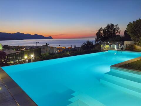 Pool villa on the sea (heated pool)