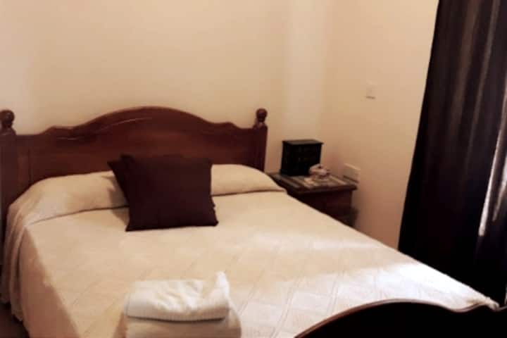 ห้องนอนมีเตียงควีนไซส์ 1 เตียง