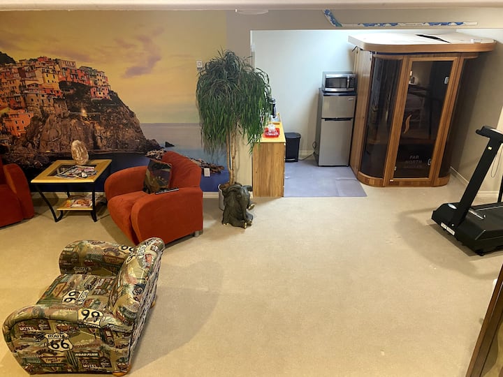 נכנסים לקומה התחתונה של הבית שלנו בסוויטה.