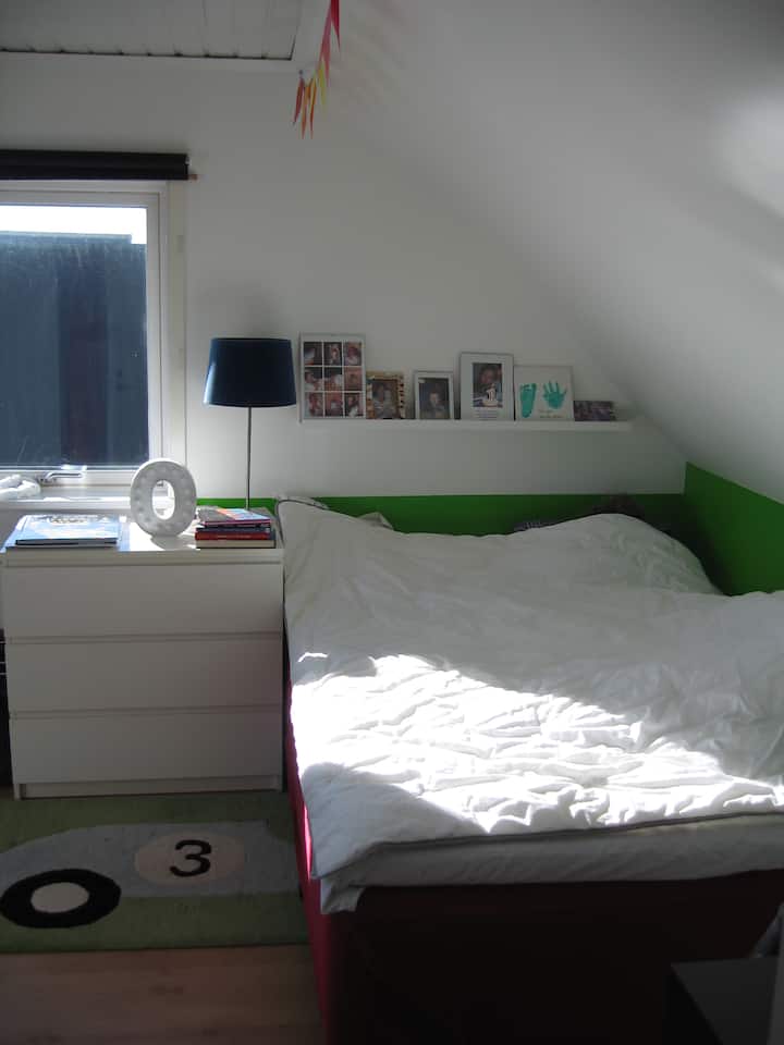 Spavaća soba 2 s krevetom od 140 cm, dječja soba s igračkama