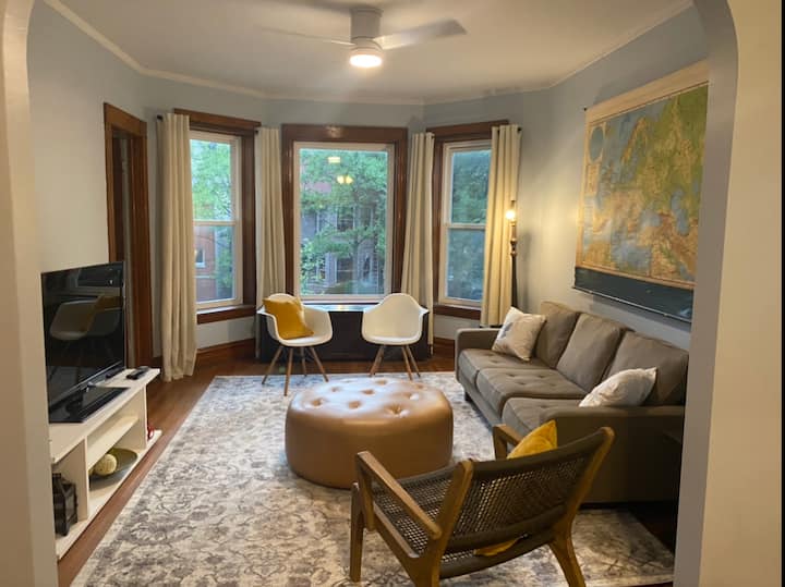 Beautiful, Sunny 2nd Floor 3br/1ba W Free Parking - Evanston, IL