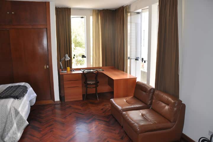 Vista del amplio dormitorio con escritorio