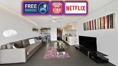 Modern Unit With Balcony and Telstra Tower Views