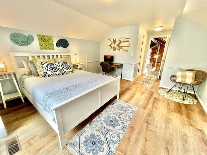 2nd floor bedroom with work desk 