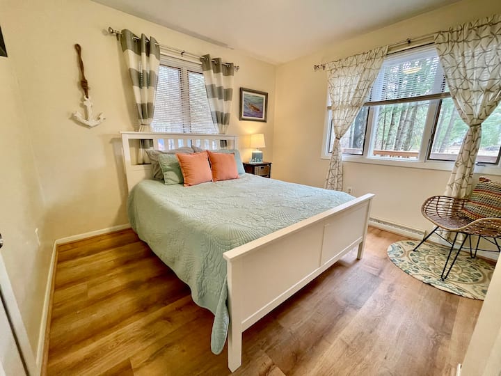 Main floor 2nd bedroom, Queen memory foam mattress