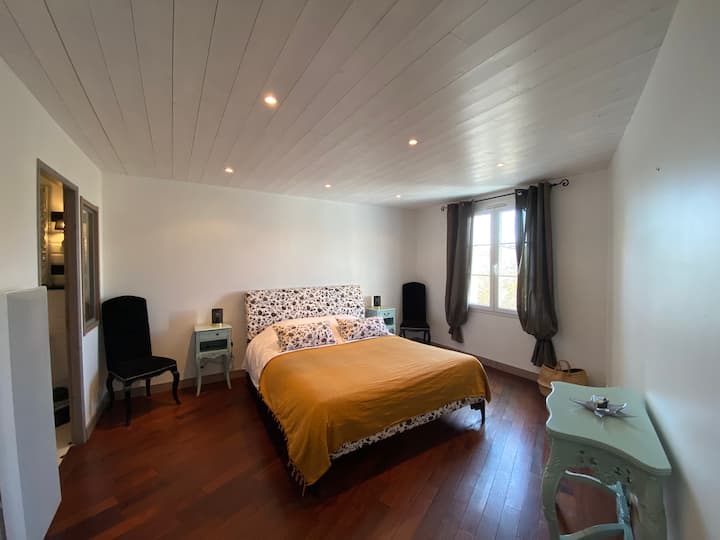 4号卧室
2人
卫生间-浴缸和淋浴
独立卫生间
大衣柜 