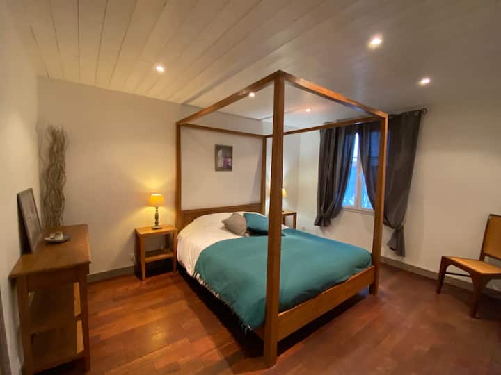 3号卧室
2人-床160 x 200厘米
大衣柜和梳妆台
带淋浴间+马桶的卫生间