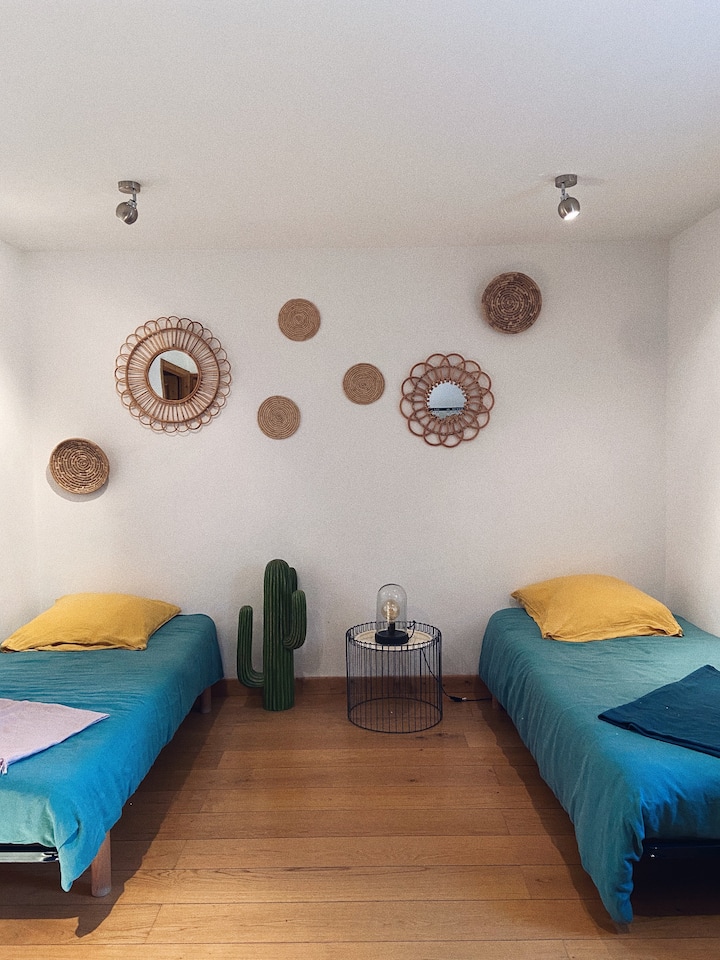 غرفة النوم الخامسة - سريران 90 سم