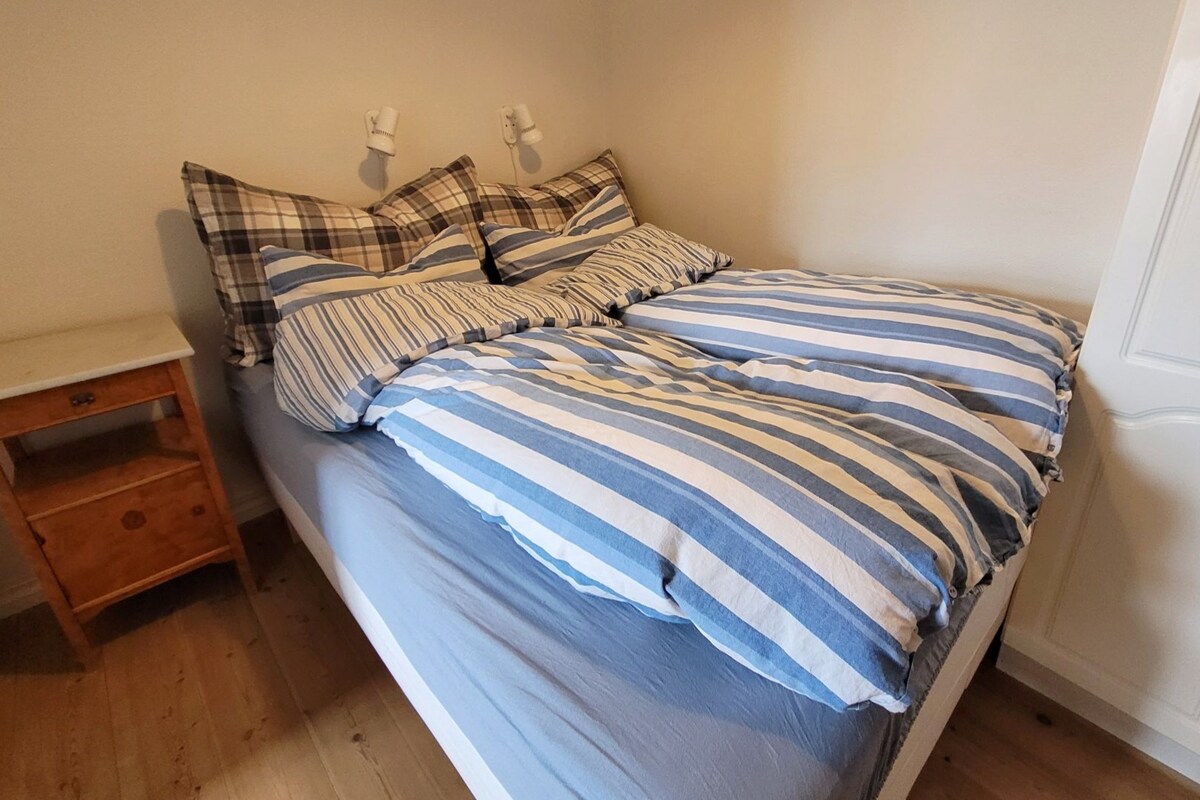 Alcovas con cama doble, mesitas de noche y armarios