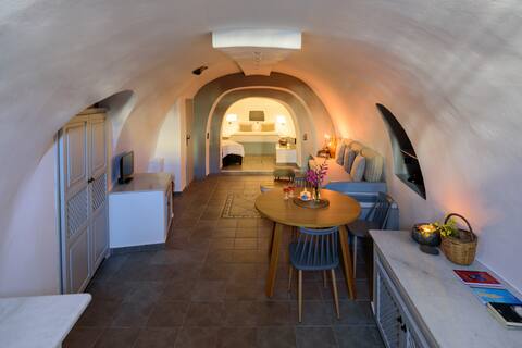 Cave house mARTrona  Oia-Finikia-Santorini