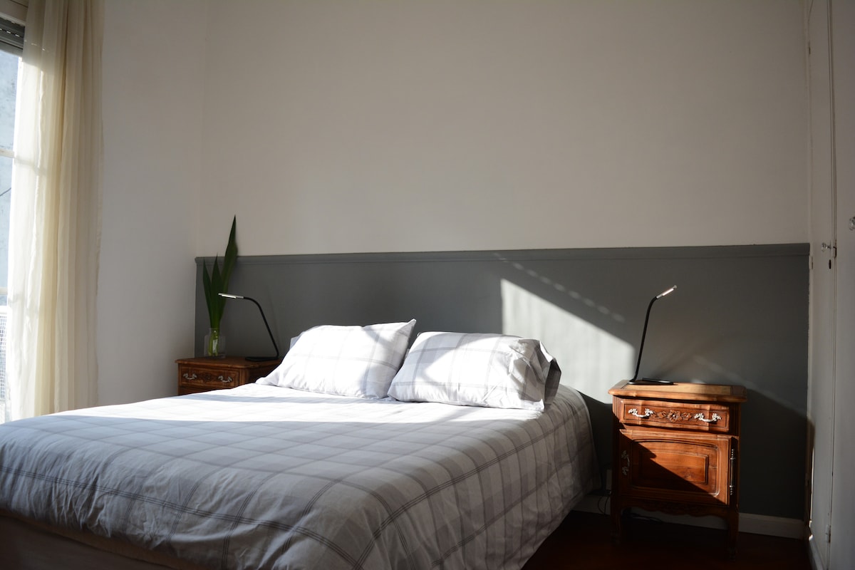 Rum med balkong och kallvärme luftkonditionering.
Viscoelastiska kuddar.
Grandes placares med utrymme för guardado