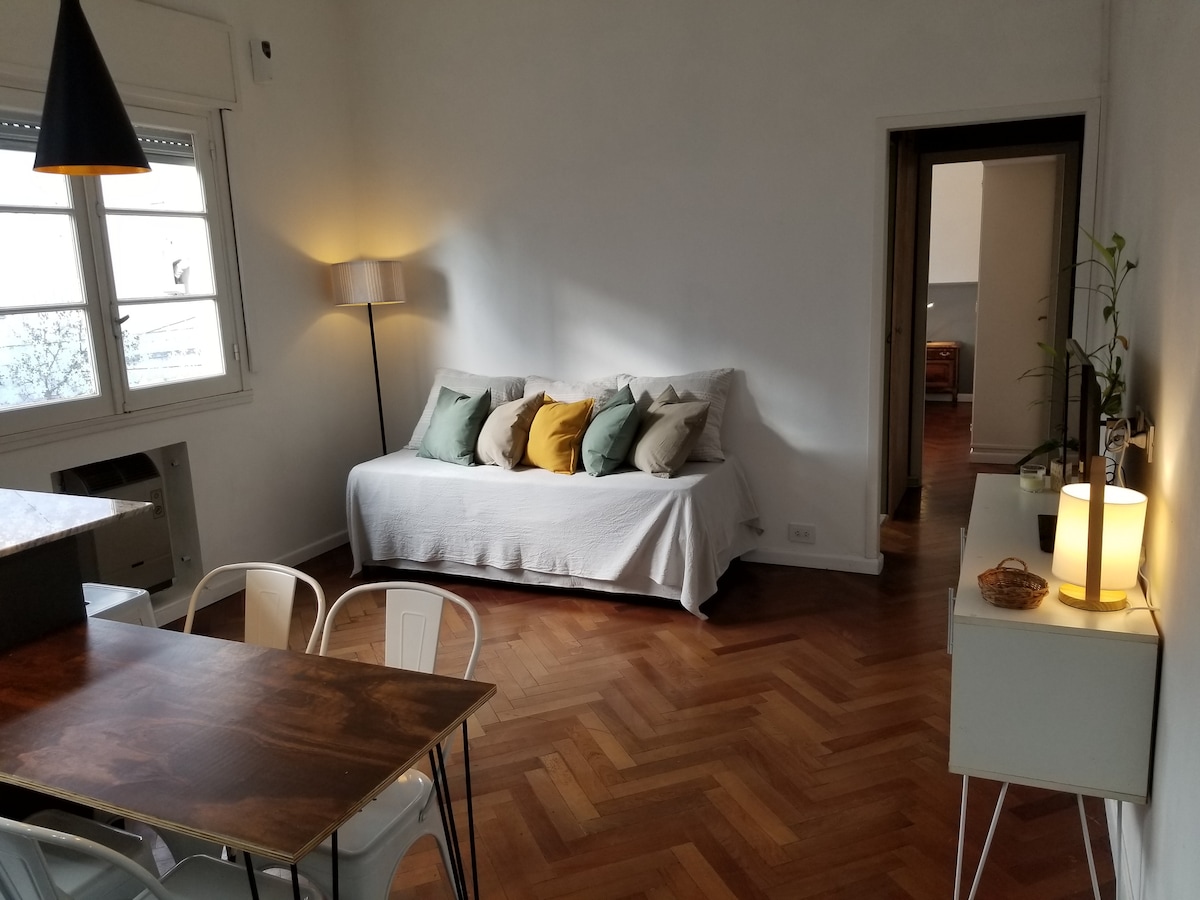 Vardagsrum med TV-Netflix-Youcount}
Säng - Madrass med hög densitet. 
Kylvärme luftkonditionering.