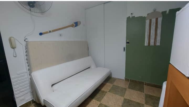  楼上有一间房间，可视为第三间卧室，配备全套卫生间，可通往顶层公寓外面。 配备1张沙发床和1张双人床垫；打开沙发，将床垫放在上面，即可>一张优质的双人床。