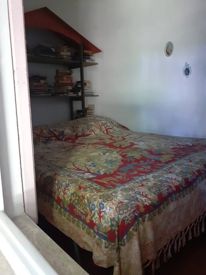 Dormitorio doble con vistas al jardín