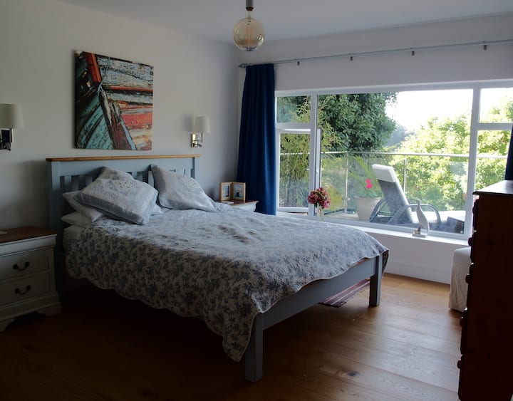 Მთავარი ფლიგელი პატიოსა და ბაღზე პირდაპირი წვდომით.
Აქვს საკუთარი ლუქსის ტიპის სააბაზანო ორადგილიანი სპა აბაზანით 