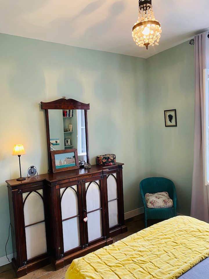 Spavaća soba 1, okrenuta prema krevetu