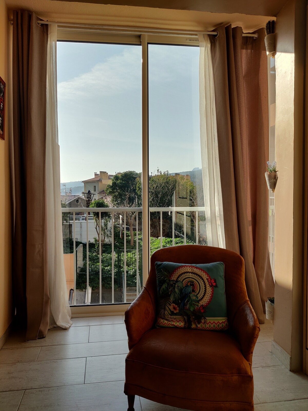 Successful Airbnb property: In Cassis, 2* rated 2-bedroom, quiet, 2 minutes from the beach in Cassis