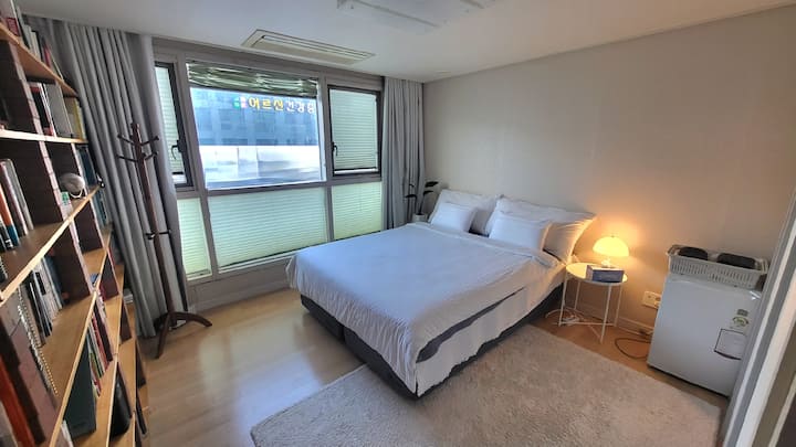 ห้อง 1 พร้อมเตียงคิงไซส์พรีเมี่ยมแสงที่สวยงามและตู้เย็น