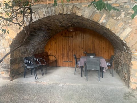 Ca la Cília, a rural house with a threshing floor.