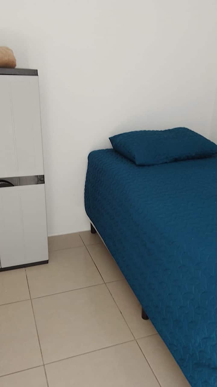 غرفة النوم 4 (Cuarto de Servicio) مع سرير إمبريال وحمامها الخاص.

فناء جانبي يقع في الطابق الأول (1er nivel al lado del الفناء)