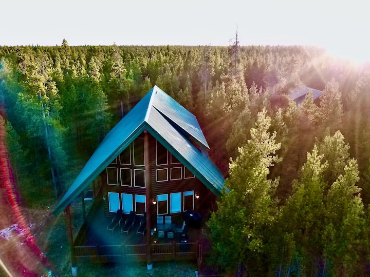 Pine Haven Lodge+4Bdrms+AC+Hottub+WiFi+Close2YNP Cabins for Rent in