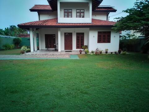 Negombo Villa near Beach/Airport - Sleeps 10