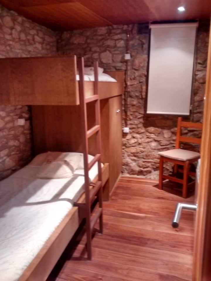 Dvokrevetna soba
Krevet na kat djeca (70 x 180 cm)