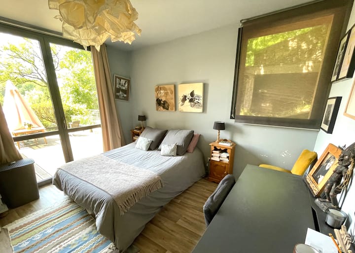 Dormitorio con 1 vista a la terraza.