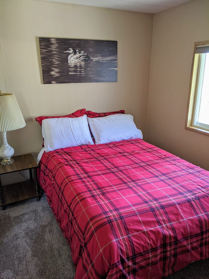 Menšia manželská posteľ v prvej spálni