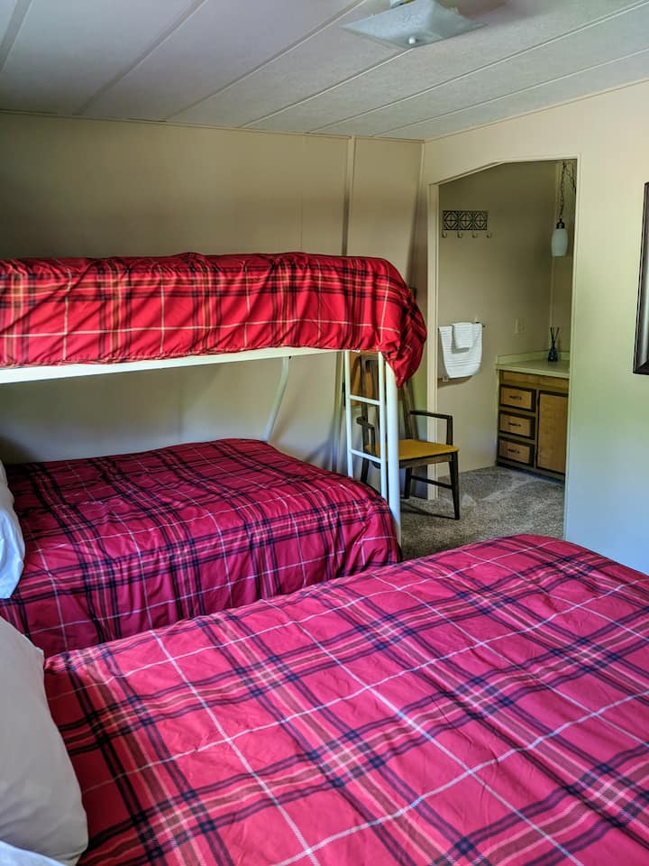 Kráľovná a dvojča nad plnou poschodovou posteľou s kúpeľňou v hlavnej spálni