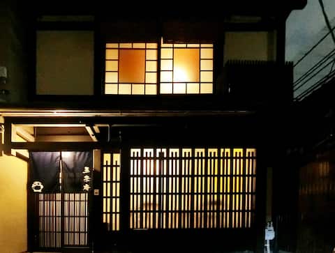 Traditional house can take bath looking garden