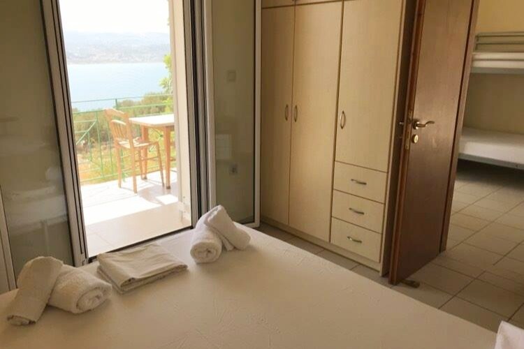 Vista al mar desde el dormitorio. Puedes ver el mar incluso tumbado en la cama.  Vista al mar  desde el dormitorio. Puedes ver el mar incluso cuando te acuestas en la cama.