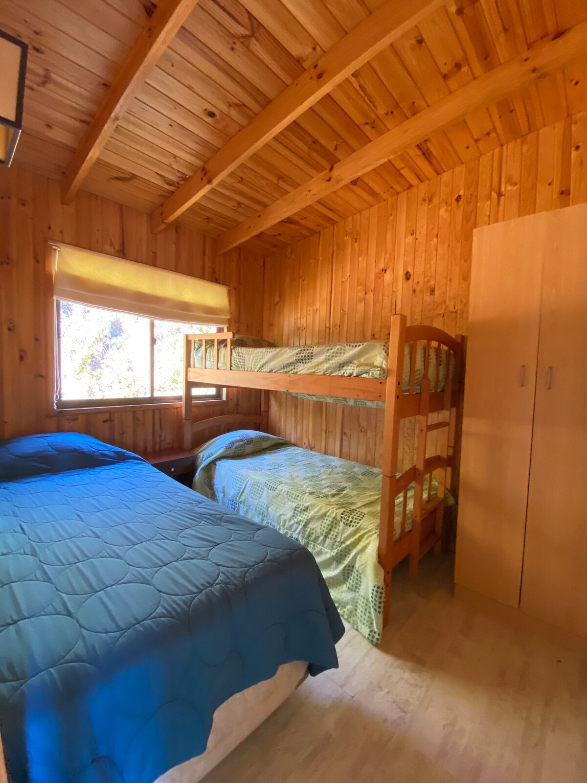 Spavaća soba s tri kreveta za jednu osobu i ormarom