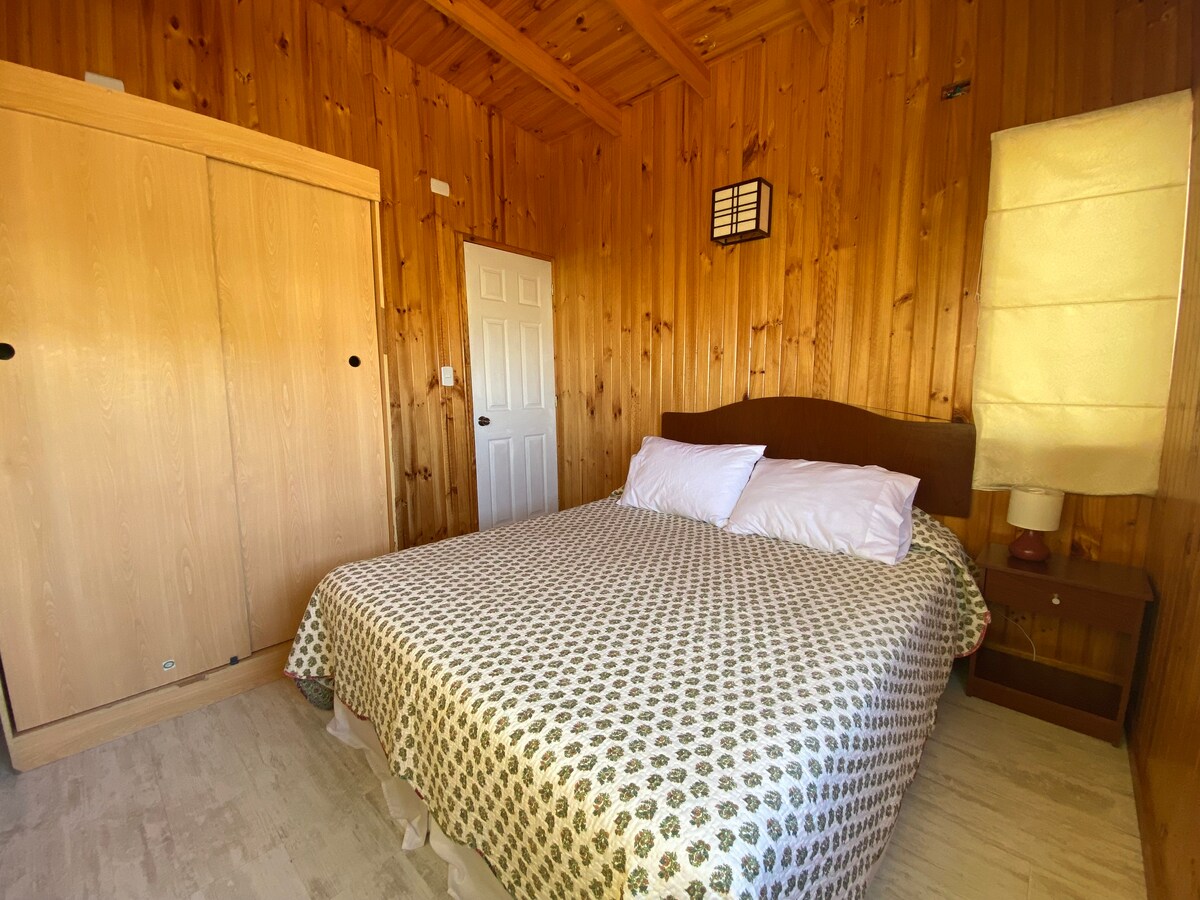 Spavaća soba s bračnim krevetom i ormarom