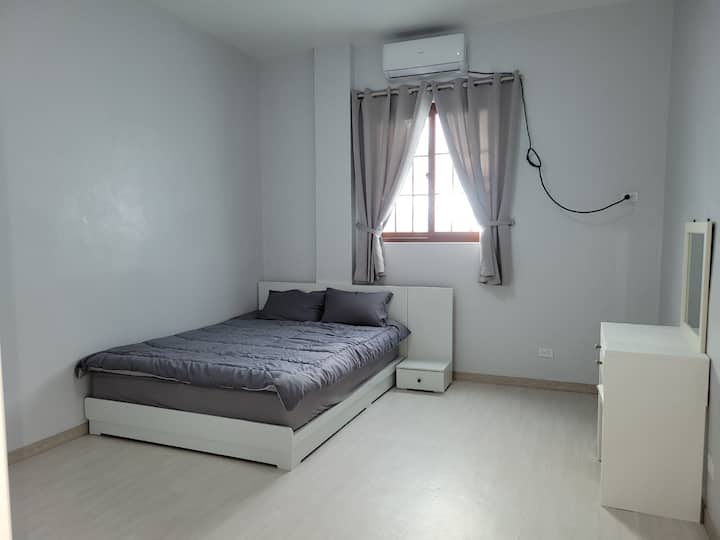 Soba-E Bračni krevet (širine 150-179 cm), toaletni stolić, ugradbeni ormarić, bočna strana, stolić