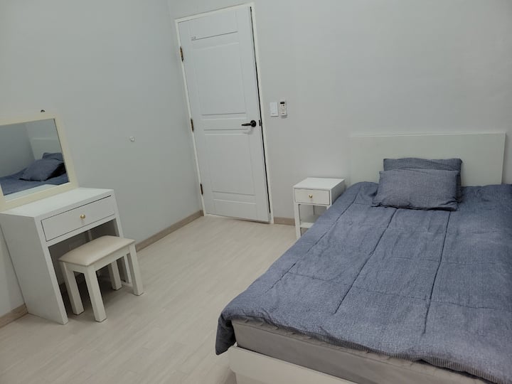 Soba B sa super krevetom za jednu osobu, mini ormarom, umivaonikom i pomoćnim stolićem