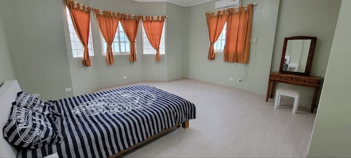 ROOM-A Master Room - Shower room and bathroom/toilet in the room.
Veliki ugradbeni ormarić, toaletni stolić, bračni krevet, pomoćni stolić, velika soba