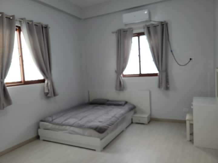 ROOM-F Dvostrani prozor, bračni krevet, toaletni stolić, ugradbeni ormarić, bočna strana, stolić