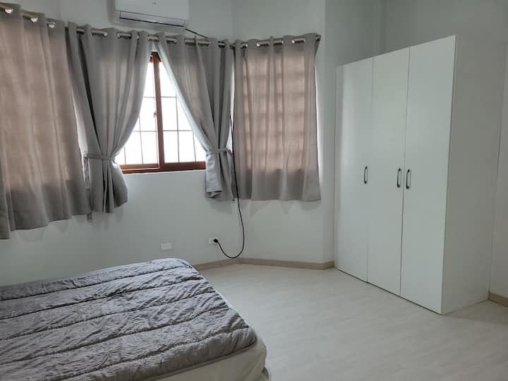 Soba-D, soba s prozorom s obje strane, prostrana soba, bračni krevet (širine 150-179 cm), bračni krevet (širine 150-179 cm), ugradbeni ormarić, toaletni stolić, pomoćni stolić