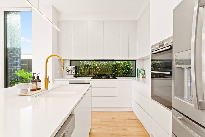 Family Friendly Luxury Home in trendy Marrickville gallery image 4