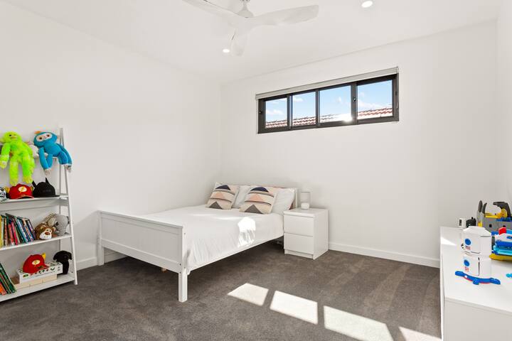 Family Friendly Luxury Home in trendy Marrickville gallery image 5