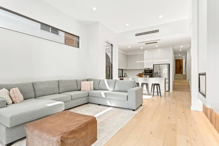 Family Friendly Luxury Home in trendy Marrickville gallery image 3