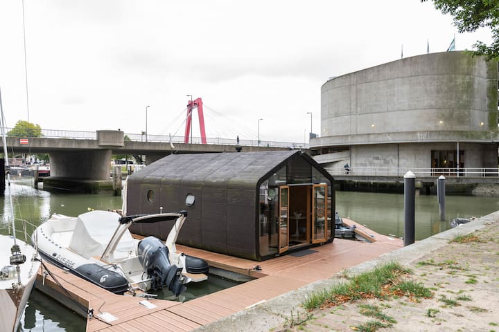 Wikkelboat Nr. 2 @ city centre w spa & bikes gallery image 2