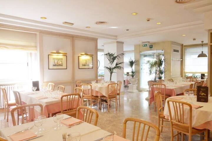 Elegant, 130mq, Vatican, Metro, Pool table & Golf gallery image 3