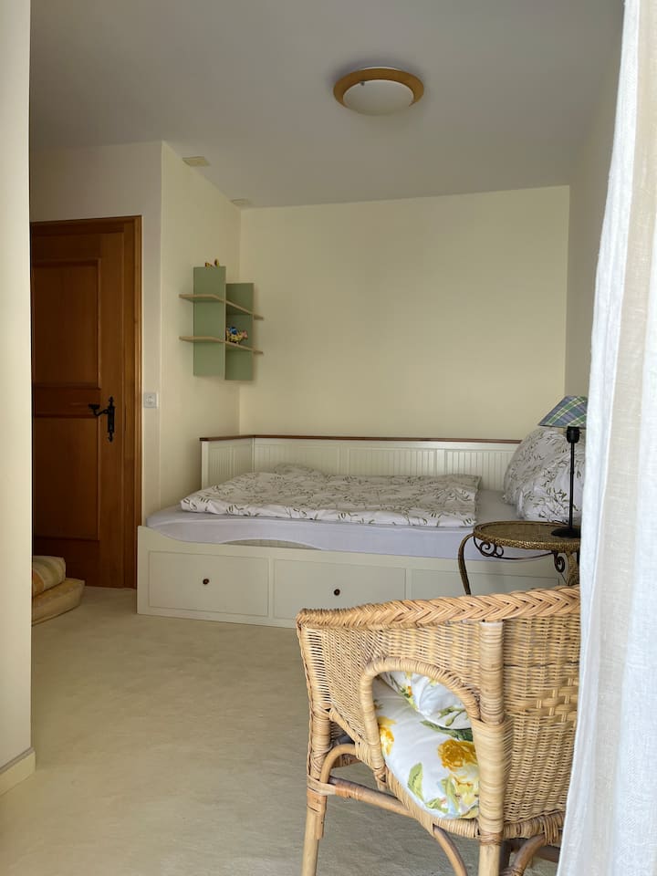 na kitanda cha watu wawili chenye ukubwa kamili