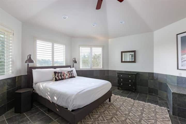 Spálňa 3 má manželskú posteľ, káblovú televíziu, šatník, krásny výhľad na údolie Arroyo Grande a stropný ventilátor.